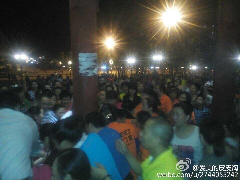 邻水民众聚集签名现场。