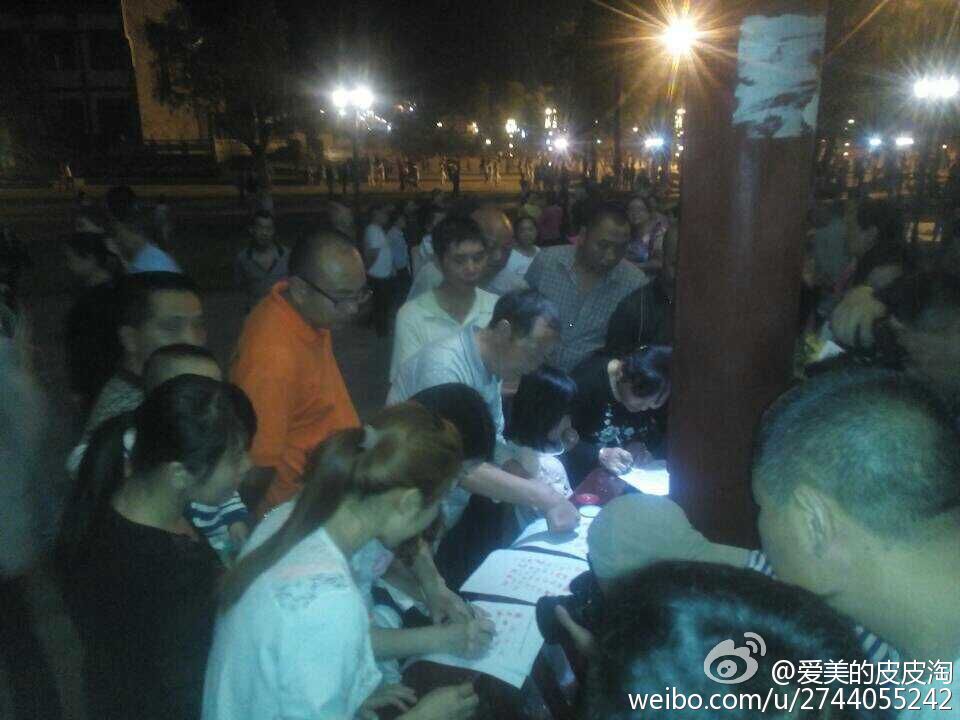 邻水民众聚集签名现场。