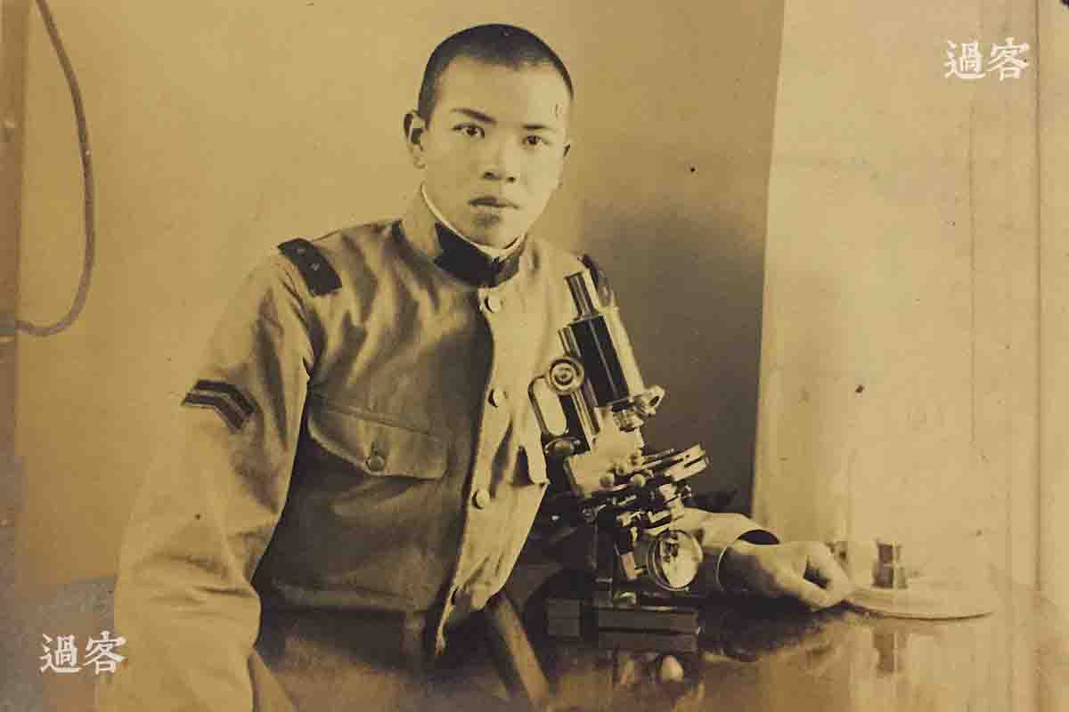 图为相册主人朋友在使用显微镜时的照片。根据前波字 8604部队成员井上睦雄的回忆，因为传说盟军将在中国华南沿海地区的登陆，所以细菌部队的昆虫班养了50万只白野鼠，将在全国各地投放鼠疫细菌以应敌。但是这5栋中山大学医学院的老鼠饲养舍在1944年被美国空军炸为灰烬。（来源：网易新媒体）