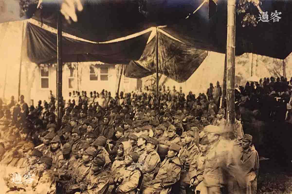 图为广州的日军，因相册主人所处部门的特殊性，所以他所接触和拍摄的战友应该都属于波字8604部队。背面写道“广东中央宪兵分队检阅济 昭和1X年9月4日 检阅者田中印”。幸存者肖铮的父亲就是当年难民营里的抬尸人，据其描述，毁尸用的化骨池是两个面积约25平方米的混凝土池，每座可堆放60具尸体，有时被放下去的人还有没咽气的。（来源：网易新媒体）