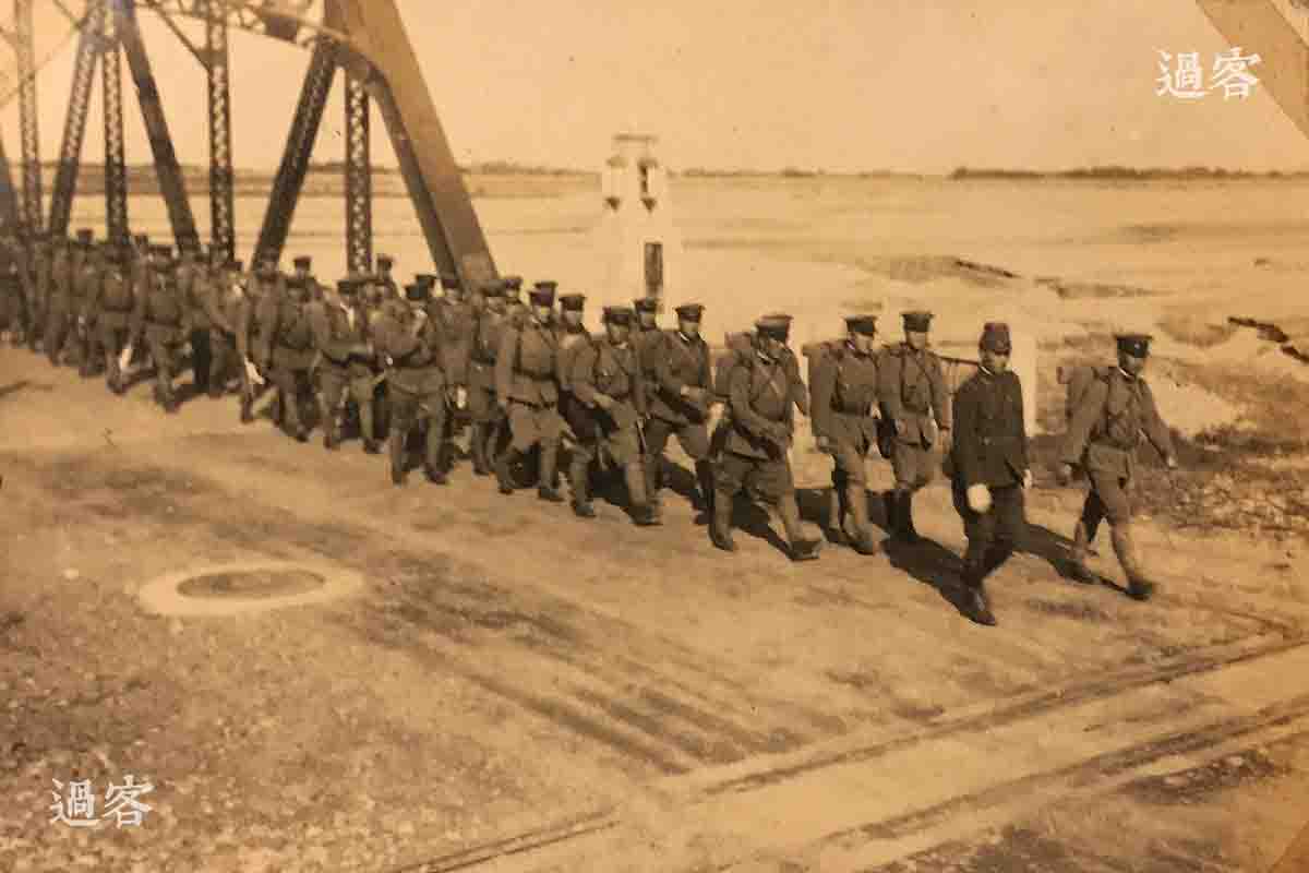 照片应该是行军中的波字8604部队。1939至1945年间，日军8604细菌部队共有800到1100多人在广州等地，从事各种细菌、传染病的研究及鼠疫培养和病（活）体解剖。全体成员受过医学知识培训，其中部分是医学、细菌学的专业人员。（来源：网易新媒体）