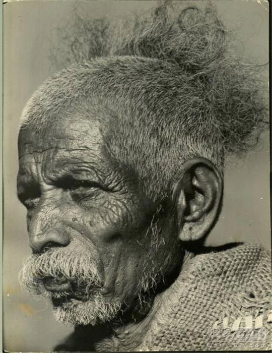 1946年二战结束后的印度，因为连续两年的大旱又一次出现了饥荒，在印度饥荒发生的同时，中国的南方也同样发生了大面积的饥荒。