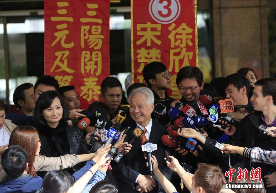 亲民党副主席张昭雄代表宋楚瑜和徐欣莹抽签后，接受记者采访。 中新社记者 陈小愿 摄（来源：中新网）