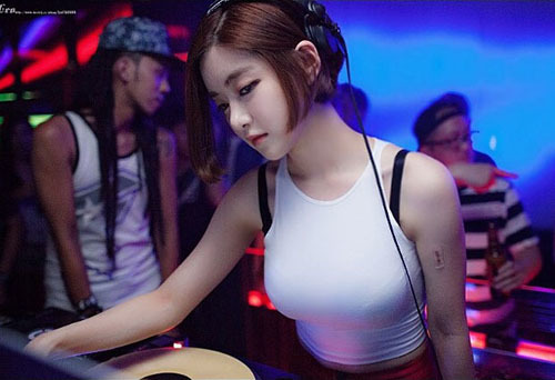 台女艺人卖奶茶 抖胸扭胯热舞