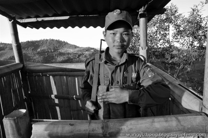 近日，有网友曝出了缅甸佤邦军“娃娃兵”们的训练生活照片。手持81杠，站军姿、练步伐。可以看出训练的内容与解放军的操练几乎一样。除此之外，孩子们学习的也是中国文化，书本黑板上的汉字醒目。这些孩子有着不一样的童年，条件艰苦，令人心酸。