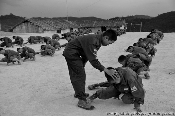 近日，有网友曝出了缅甸佤邦军“娃娃兵”们的训练生活照片。手持81杠，站军姿、练步伐。可以看出训练的内容与解放军的操练几乎一样。除此之外，孩子们学习的也是中国文化，书本黑板上的汉字醒目。这些孩子有着不一样的童年，条件艰苦，令人心酸。