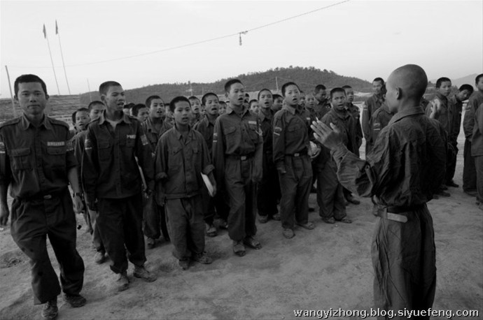 近日，有网友曝出了缅甸佤邦军“娃娃兵”们的训练生活照片。手持81杠，站军姿、练步伐。可以看出训练的内容与解放军的操练几乎一样。除此之外，孩子们学习的也是中国文化，书本黑板上的汉字醒目。这些孩子有着不一样的童年，条件艰苦，令人心酸。