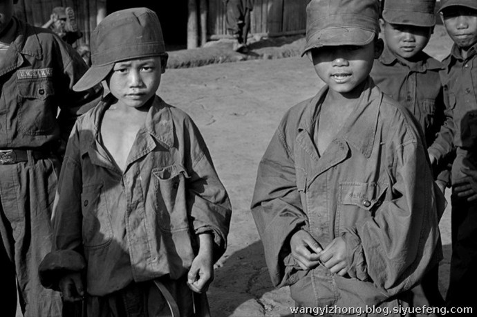 近日，有网友曝出了缅甸佤邦军“娃娃兵”们的训练生活照片。手持81杠，站军姿、练步伐。可以看出训练的内容与解放军的操练几乎一样。除此之外，孩子们学习的也是中国文化，书本黑板上的汉字醒目。这些孩子有着不一样的童年，条件艰苦，令人心酸。