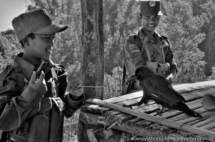 近日，有网友曝出了缅甸佤邦军“娃娃兵”们的训练生活照片。手持81杠，站军姿、练步伐。可以看出训练的内容与解放军的操练几乎一样。除此之外，孩子们学习的也是中国文化，书本黑板上的汉字醒目。这些孩子有着不一样的童年，条件艰苦，令人心酸。
