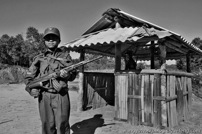 近日，有网友曝出了缅甸佤邦军“娃娃兵”们的训练生活照片。手持81杠，站军姿、练步伐。可以看出训练的内容与解放军的操练几乎一样。除此之外，孩子们学习的也是中国文化，书本黑板上的汉字醒目。这些孩子有着不一样的童年，条件艰苦，令人心酸。