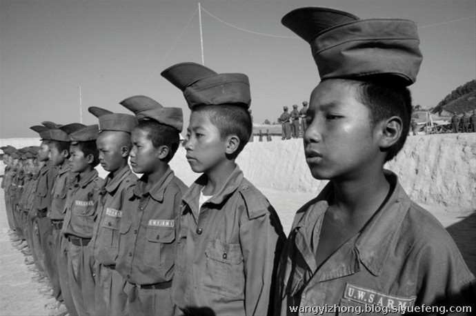 近日，有网友曝出了缅甸佤邦军“娃娃兵”们的训练生活照片。手持81杠，站军姿、练步伐。可以看出训练的内容与解放军的操练几乎一样。除此之外，孩子们学习的也是中国文化，书本黑板上的汉字醒目。这些孩子有着不一样的童年，条件艰苦，令人心酸。