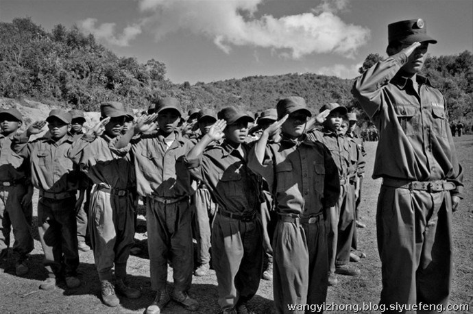 近日，有网友曝出了缅甸佤邦军“娃娃兵”们的训练生活照片。手持81杠，站军姿、练步伐。可以看出训练的内容与解放军的操练几乎一样。除此之外，孩子们学习的也是中国文化，书本黑板上的汉字醒目。这些孩子有着不一样的童年，条件艰苦，令人心酸。