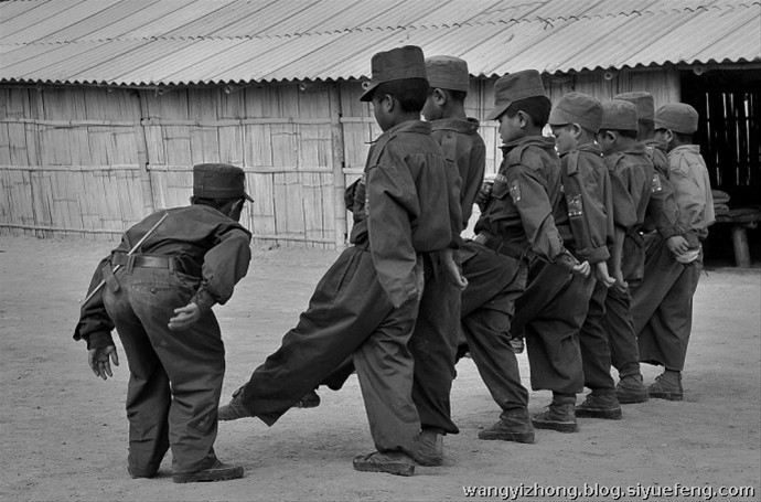 近日，有网友曝出了缅甸佤邦军“娃娃兵”们的训练生活照片。手持81杠，站军姿、练步伐。可以看出训练的内容与解放军的操练几乎一样。除此之外，孩子们学习的也是中国文化，书本黑板上的汉字醒目。这些孩子有着不一样的童年，条件艰苦，令人心酸。