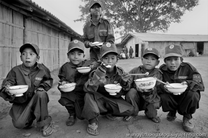 近日，有网友曝出了缅甸佤邦军“娃娃兵”们的训练生活照片。手持81杠，站军姿、练步伐。可以看出训练的内容与解放军的操练几乎一样。除此之外，孩子们学习的也是中国文化，书本黑板上的汉字醒目。这些孩子有着不一样的童年，条件艰苦，令人心酸。