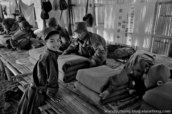 近日，有网友曝出了缅甸佤邦军“娃娃兵”们的训练生活照片。手持81杠，站军姿、练步伐。可以看出训练的内容与解放军的操练几乎一样。除此之外，孩子们学习的也是中国文化，书本黑板上的汉字醒目。这些孩子有着不一样的童年，条件艰苦，令人心酸。