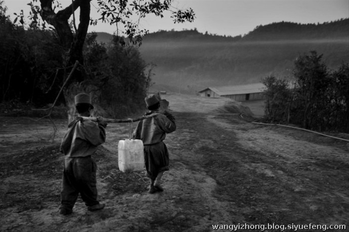 近日，有网友曝出了缅甸佤邦军“娃娃兵”们的训练生活照片。手持81杠，站军姿、练步伐。可以看出训练的内容与解放军的操练几乎一样。除此之外，孩子们学习的也是中国文化，书本黑板上的汉字醒目。这些孩子有着不一样的童年，条件艰苦，令人心酸。