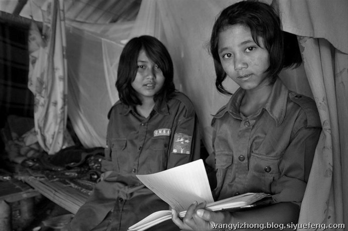 近日，有网友曝出了缅甸佤邦军“娃娃兵”们的训练生活照片。手持81杠，站军姿、练步伐。可以看出训练的内容与解放军的操练几乎一样。除此之外，孩子们学习的也是中国文化，书本黑板上的汉字醒目。这些孩子有着不一样的童年，条件艰苦，令人心酸。