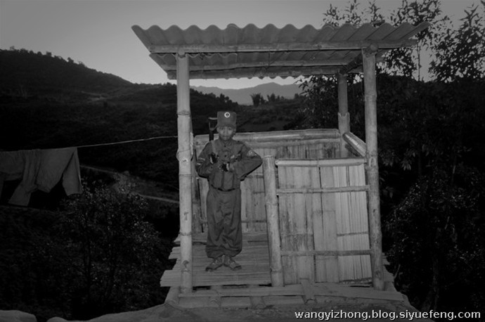 近日，有网友曝出了缅甸佤邦军“娃娃兵”们的训练生活照片。手持81杠，站军姿、练步伐。可以看出训练的内容与解放军的操练几乎一样。除此之外，孩子们学习的也是中国文化，书本黑板上的汉字醒目。这些孩子有着不一样的童年，条件艰苦，令人心酸。