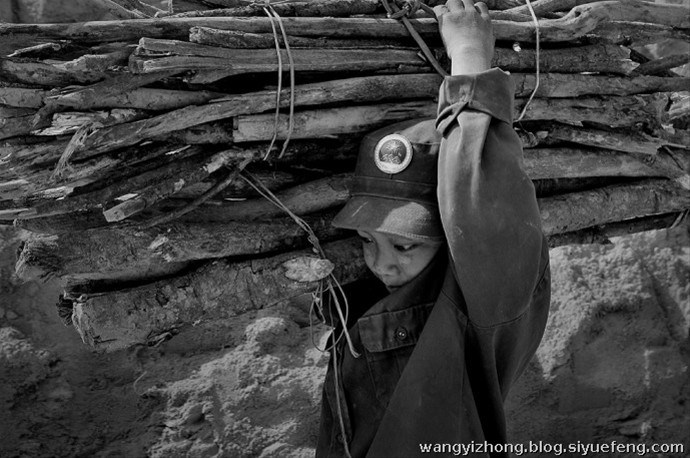 近日，有网友曝出了缅甸佤邦军“娃娃兵”们的训练生活照片。手持81杠，站军姿、练步伐。可以看出训练的内容与解放军的操练几乎一样。除此之外，孩子们学习的也是中国文化，书本黑板上的汉字醒目。这些孩子有着不一样的童年，条件艰苦，令人心酸。