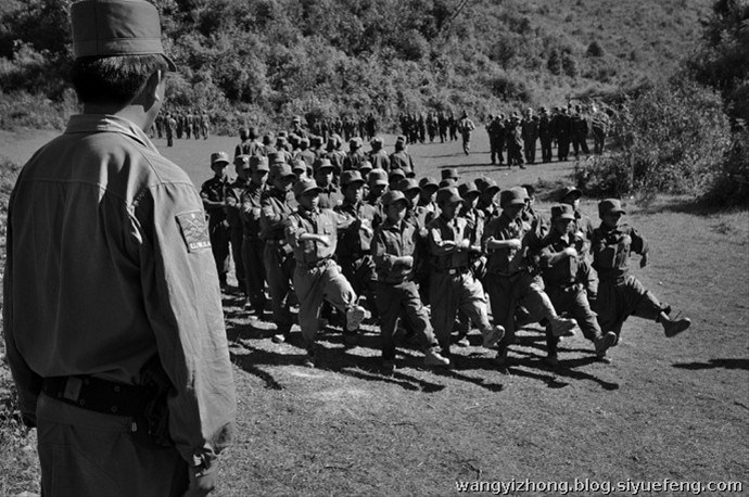 近日，有网友曝出了缅甸佤邦军“娃娃兵”们的训练生活照片。手持81杠，站军姿、练步伐。可以看出训练的内容与解放军的操练几乎一样。除此之外，孩子们学习的也是中国文化，书本黑板上的汉字醒目。这些孩子有着不一样的童年，条件艰苦，令人心酸。