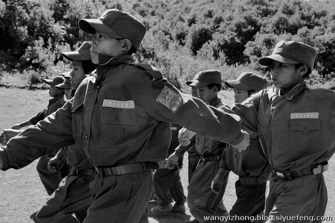 近日，有网友曝出了缅甸佤邦军“娃娃兵”们的训练生活照片。手持81杠，站军姿、练步伐。可以看出训练的内容与解放军的操练几乎一样。除此之外，孩子们学习的也是中国文化，书本黑板上的汉字醒目。这些孩子有着不一样的童年，条件艰苦，令人心酸。