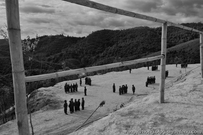 近日，有网友曝出了缅甸佤邦军“娃娃兵”们的训练生活照片。手持81杠，站军姿、练步伐。可以看出训练的内容与解放军的操练几乎一样。除此之外，孩子们学习的也是中国文化，书本黑板上的汉字醒目。这些孩子有着不一样的童年，条件艰苦，令人心酸。