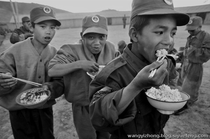 近日，有网友曝出了缅甸佤邦军“娃娃兵”们的训练生活照片。手持81杠，站军姿、练步伐。可以看出训练的内容与解放军的操练几乎一样。除此之外，孩子们学习的也是中国文化，书本黑板上的汉字醒目。这些孩子有着不一样的童年，条件艰苦，令人心酸。