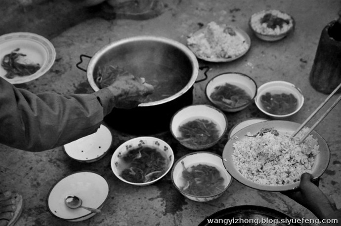 近日，有网友曝出了缅甸佤邦军“娃娃兵”们的训练生活照片。手持81杠，站军姿、练步伐。可以看出训练的内容与解放军的操练几乎一样。除此之外，孩子们学习的也是中国文化，书本黑板上的汉字醒目。这些孩子有着不一样的童年，条件艰苦，令人心酸。