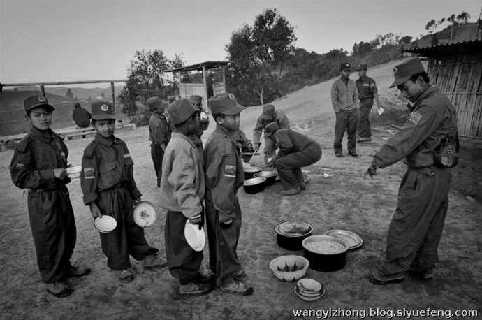 近日，有网友曝出了缅甸佤邦军“娃娃兵”们的训练生活照片。手持81杠，站军姿、练步伐。可以看出训练的内容与解放军的操练几乎一样。除此之外，孩子们学习的也是中国文化，书本黑板上的汉字醒目。这些孩子有着不一样的童年，条件艰苦，令人心酸。