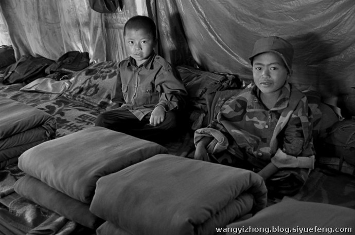 近日，有网友曝出了缅甸佤邦军“娃娃兵”们的训练生活照片。手持81杠，站军姿、练步伐。可以看出训练的内容与解放军的操练几乎一样。除此之外，孩子们学习的也是中国文化，书本黑板上的汉字醒目。这些孩子有着不一样的童年，条件艰苦，令人心酸。