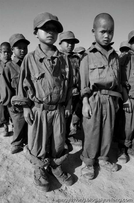 近日，有网友曝出了缅甸佤邦军“娃娃兵”们的训练生活照片。手持81杠，站军姿、练步伐。可以看出训练的内容与解放军的操练几乎一样。除此之外，孩子们学习的也是中国文化，书本黑板上的汉字醒目。这些孩子有着不一样的童年，条件艰苦，令人心酸。