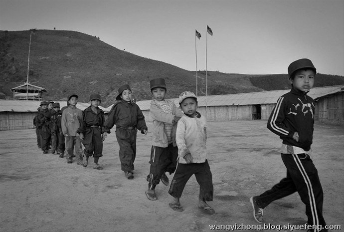 近日，有网友曝出了缅甸佤邦军“娃娃兵”们的训练生活照片。手持81杠，站军姿、练步伐。可以看出训练的内容与解放军的操练几乎一样。除此之外，孩子们学习的也是中国文化，书本黑板上的汉字醒目。这些孩子有着不一样的童年，条件艰苦，令人心酸。