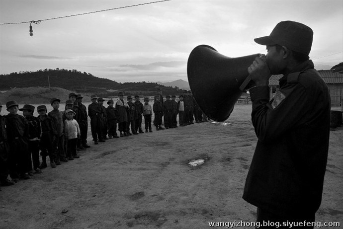 近日，有网友曝出了缅甸佤邦军“娃娃兵”们的训练生活照片。手持81杠，站军姿、练步伐。可以看出训练的内容与解放军的操练几乎一样。除此之外，孩子们学习的也是中国文化，书本黑板上的汉字醒目。这些孩子有着不一样的童年，条件艰苦，令人心酸。