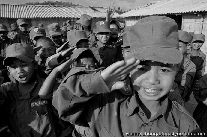 近日，有网友曝出了缅甸佤邦军“娃娃兵”们的训练生活照片。手持81杠，站军姿、练步伐。可以看出训练的内容与解放军的操练几乎一样。除此之外，孩子们学习的也是中国文化，书本黑板上的汉字醒目。这些孩子有着不一样的童年，条件艰苦，令人心酸。