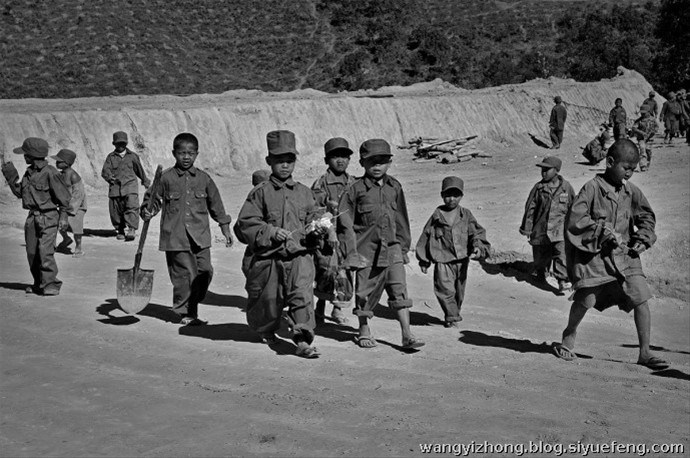近日，有网友曝出了缅甸佤邦军“娃娃兵”们的训练生活照片。手持81杠，站军姿、练步伐。可以看出训练的内容与解放军的操练几乎一样。除此之外，孩子们学习的也是中国文化，书本黑板上的汉字醒目。这些孩子有着不一样的童年，条件艰苦，令人心酸。