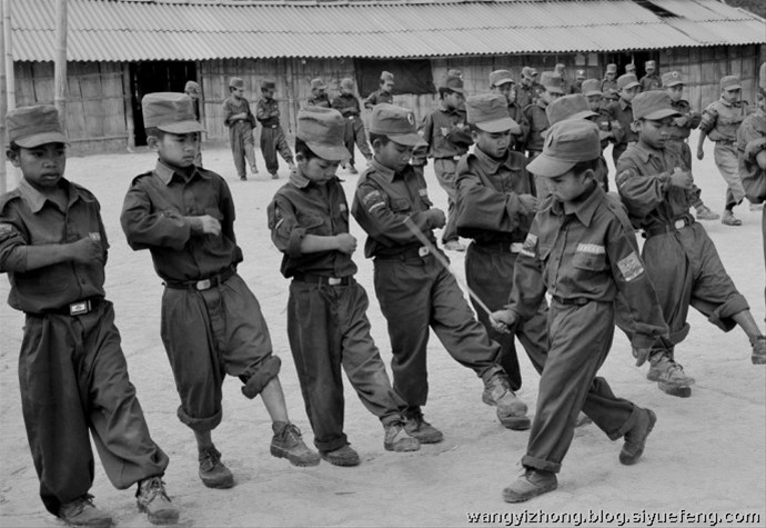 近日，有网友曝出了缅甸佤邦军“娃娃兵”们的训练生活照片。手持81杠，站军姿、练步伐。可以看出训练的内容与解放军的操练几乎一样。除此之外，孩子们学习的也是中国文化，书本黑板上的汉字醒目。这些孩子有着不一样的童年，条件艰苦，令人心酸。