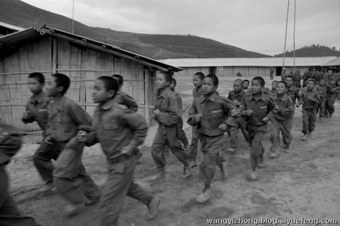 近日，有网友曝出了缅甸佤邦军“娃娃兵”们的训练生活照片。手持81杠，站军姿、练步伐。可以看出训练的内容与解放军的操练几乎一样。除此之外，孩子们学习的也是中国文化，书本黑板上的汉字醒目。这些孩子有着不一样的童年，条件艰苦，令人心酸。