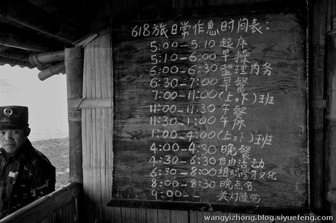 近日，有网友曝出了缅甸佤邦军“娃娃兵”们的训练生活照片。手持81杠，站军姿、练步伐。可以看出训练的内容与解放军的操练几乎一样。除此之外，孩子们学习的也是中国文化，书本黑板上的汉字醒目。这些孩子有着不一样的童年，条件艰苦，令人心酸。