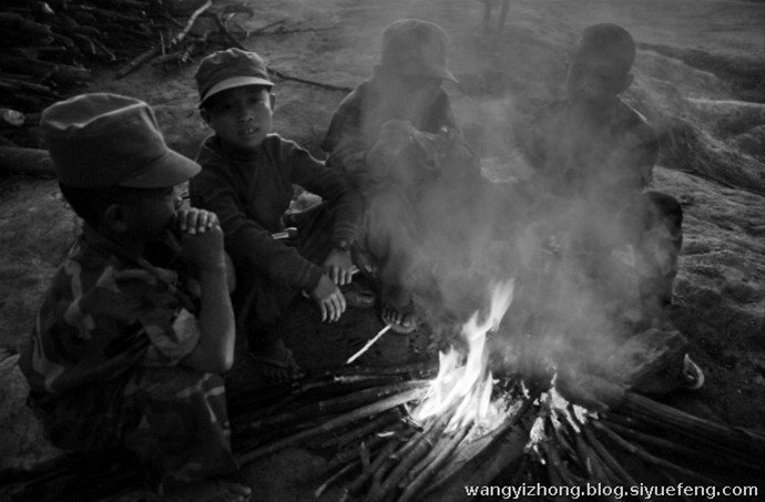 近日，有网友曝出了缅甸佤邦军“娃娃兵”们的训练生活照片。手持81杠，站军姿、练步伐。可以看出训练的内容与解放军的操练几乎一样。除此之外，孩子们学习的也是中国文化，书本黑板上的汉字醒目。这些孩子有着不一样的童年，条件艰苦，令人心酸。