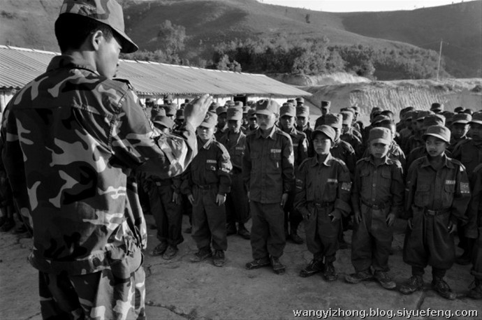 近日，有网友曝出了缅甸佤邦军“娃娃兵”们的训练生活照片。手持81杠，站军姿、练步伐。可以看出训练的内容与解放军的操练几乎一样。除此之外，孩子们学习的也是中国文化，书本黑板上的汉字醒目。这些孩子有着不一样的童年，条件艰苦，令人心酸。