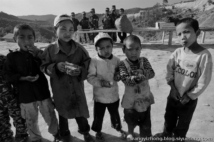 近日，有网友曝出了缅甸佤邦军“娃娃兵”们的训练生活照片。手持81杠，站军姿、练步伐。可以看出训练的内容与解放军的操练几乎一样。除此之外，孩子们学习的也是中国文化，书本黑板上的汉字醒目。这些孩子有着不一样的童年，条件艰苦，令人心酸。