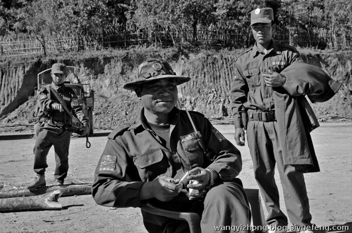 近日，有网友曝出了缅甸佤邦军“娃娃兵”们的训练生活照片。手持81杠，站军姿、练步伐。可以看出训练的内容与解放军的操练几乎一样。除此之外，孩子们学习的也是中国文化，书本黑板上的汉字醒目。这些孩子有着不一样的童年，条件艰苦，令人心酸。