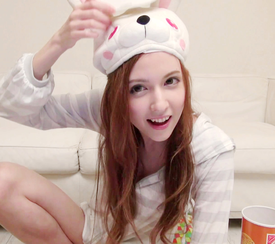 “听说现在中国很流行VR，萝拉也要玩。”拥有400多万粉丝的泷泽萝拉在微博表示，“10月27日，萝拉将到深圳，参与某手机发布会，并在线与你们零距离接触互动哦。”萝拉也并不讳言，这款手机有很多黑科技，每一部里都内置有自己的性感VR。 What？以前只听说VR技术用于游戏和电影，现在VR居然能与性感结合！微博一发布，萝拉的微博瞬间引来网友及粉丝极大好奇，“国产手机居然这么牛掰了”，“这是要让宅男买10个充电宝的节奏啊”，还有网友@董明珠，“董小姐你学学人家往手机里植入什么，考虑下用户的感受ok？”（来源：深圳晚报）