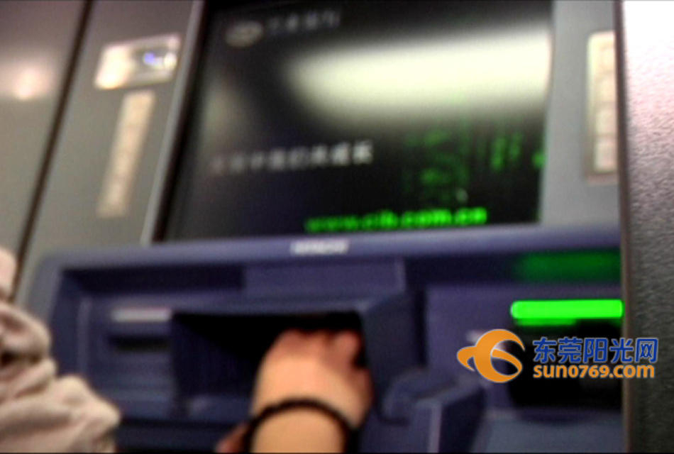 结果经过查询，丁女士被告知，从卡被盗到打通银行客服电话，短短几个小时之内，她的银行卡就被盗刷了8笔，总金额达到了12万元人民币之多。在得到这个情况之后，丁女士第一时间就联系了美国当地警方进行了备案。这笔损失究竟该谁买单？事主丁女士在美国钱包被偷，不仅损失了几千块的美金，而且一张借记卡还被盗刷了10多万元。说实话，遇到这样的事情，很多人都会觉得很倒霉，但当时身在大洋彼岸的丁女士却并不忧心。这是为什么呢？（来源：东莞阳光网）