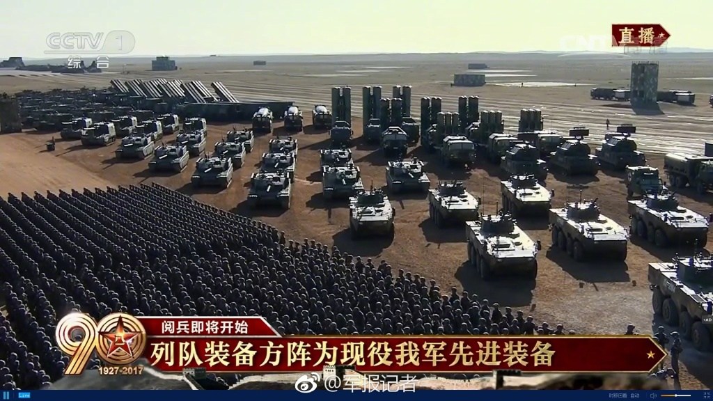 今天上午，中国人民解放军将以一场气势磅礴的沙场阅兵庆祝90岁生日。在朱日和训练基地参加实战化训练的三军将士沙场列阵，以战斗姿态接受中共中央总书记、国家主席、中央军委主席习近平检阅，接受党和人民检阅。（来源：新华网）