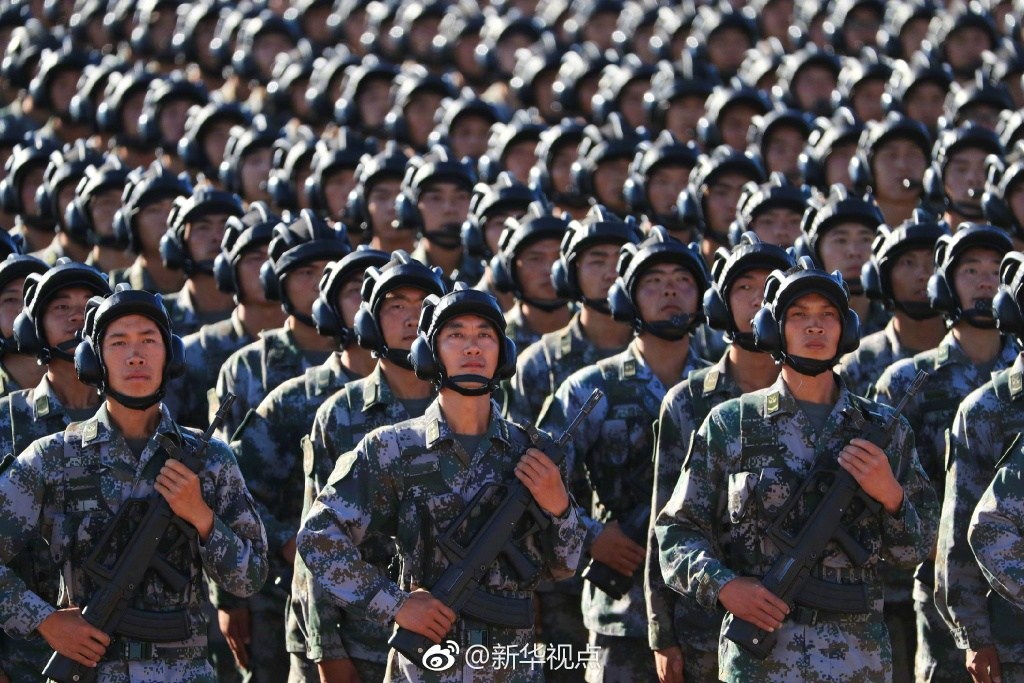 受阅官兵列阵沙场整装待阅！（来源：新华网）