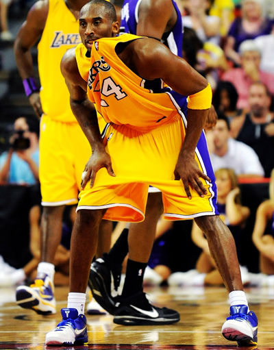 拜纳姆科比联手42分擒国王 湖人险葬送18分优势|湖人 国王 科比