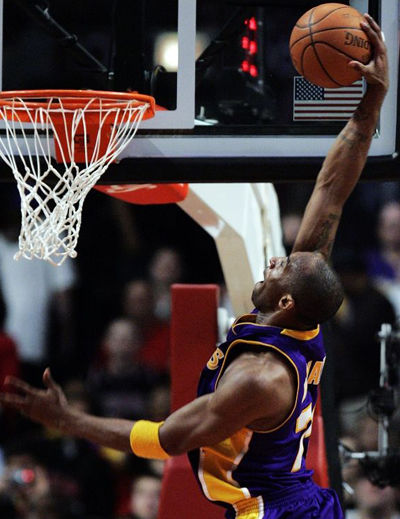 送出赛季新高5抢断 科比单手怒扣辛里奇泄郁闷