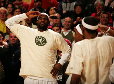 小皇帝迷上耍宝 敬礼不过瘾还要"弹吉他"(图)