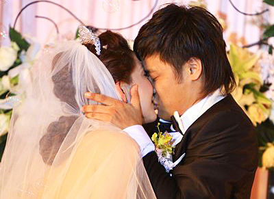 杜震宇与新婚妻子仲书渺深情一吻
